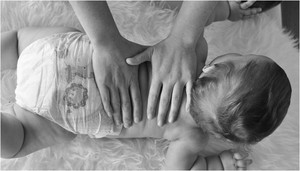 manos en la espalda de un bebe
