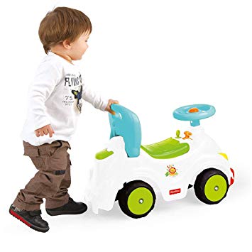 bebé caminado con un andador en forma de coche
