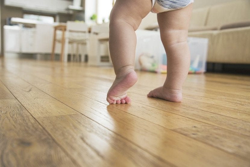 detalle de los dos miembros inferiores de un bebé caminando