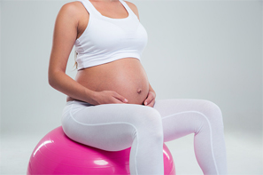 embarazada-sobre-balon-pilates