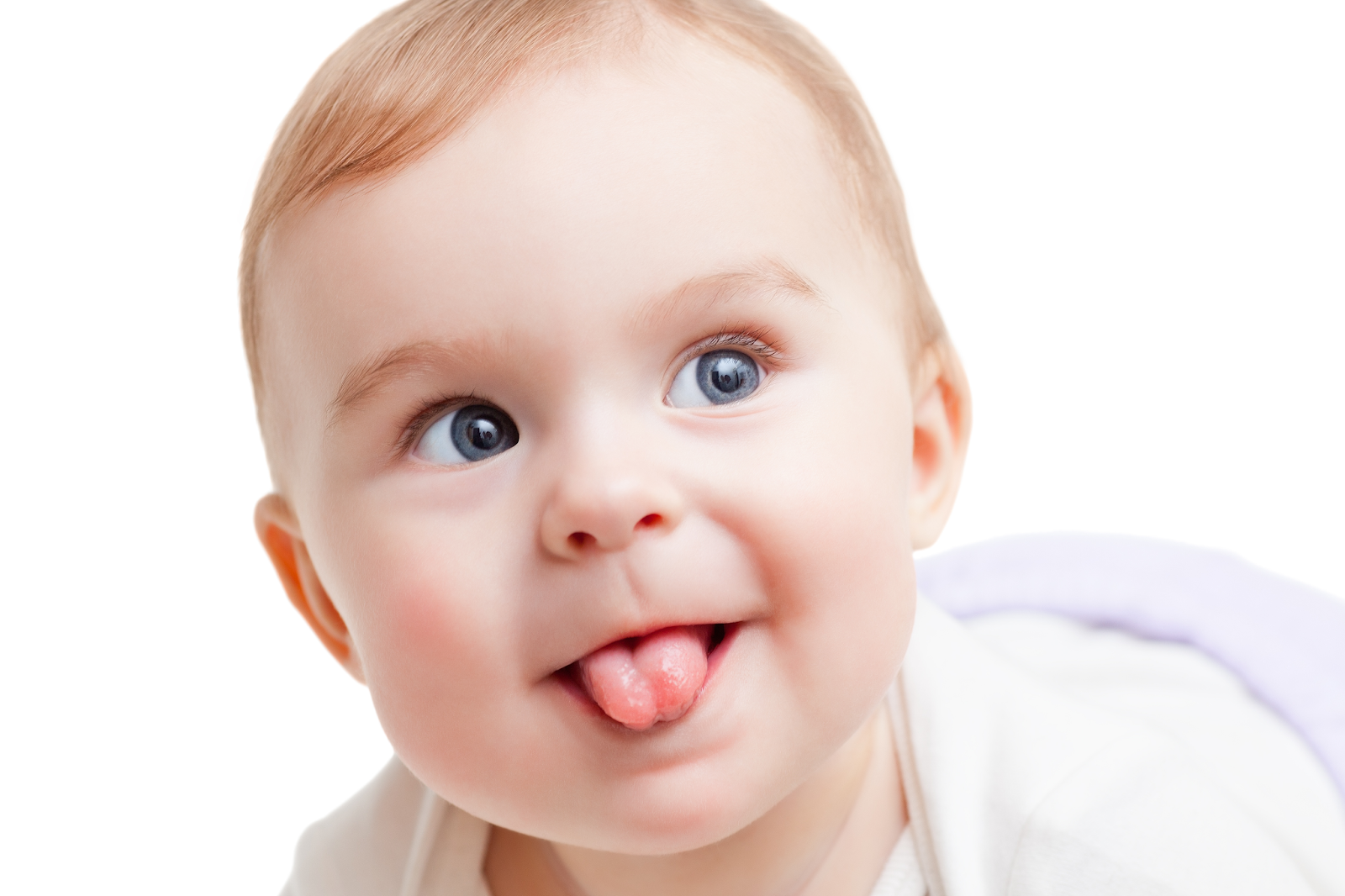 bebe con frenillo sacando la lengua
