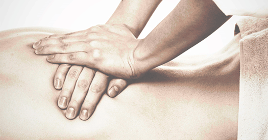 manos haciendo un masaje en la espalda