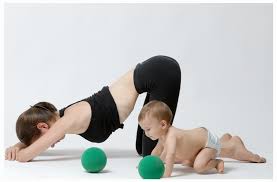 mujer con bebe haciendo ejercicios hipopresivos