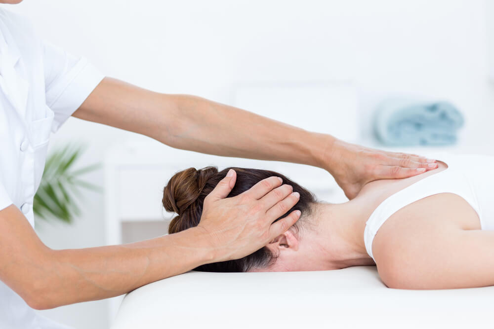 mujer recibiendo un masaje