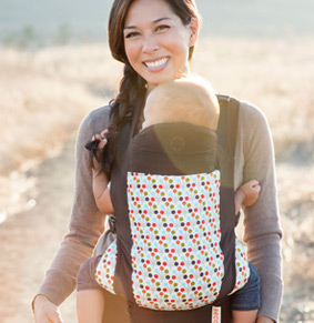 Imagen de una chica que esta porteando a su bebé con una mochila de porteo anterior